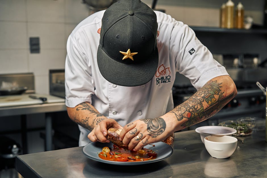 Chef professionista che impiatta con cura un piatto gourmet