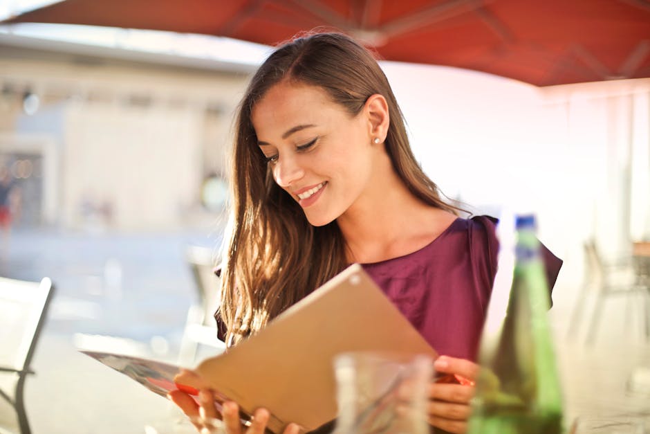 Persona che legge il menu in un ristorante elegante